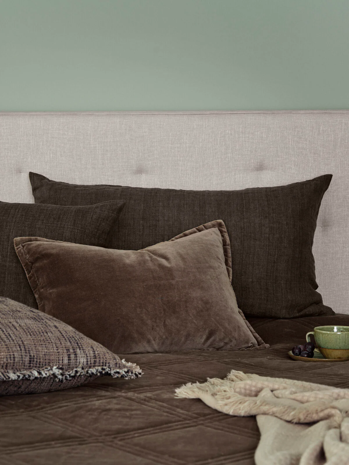Cozy Living  Braley Velvet pyntepude, Ash Brown - 40 x 60 cm.
