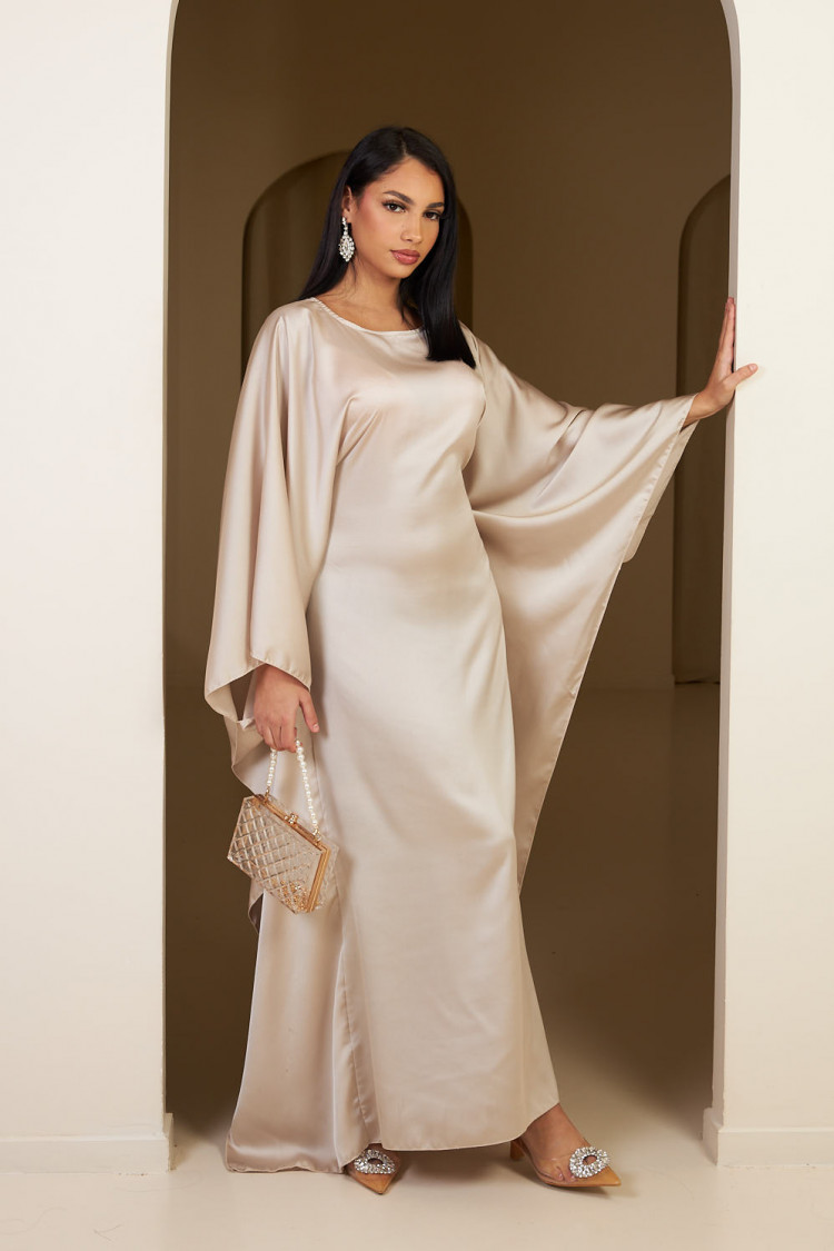 Robe beige en satin ajustée à la taille