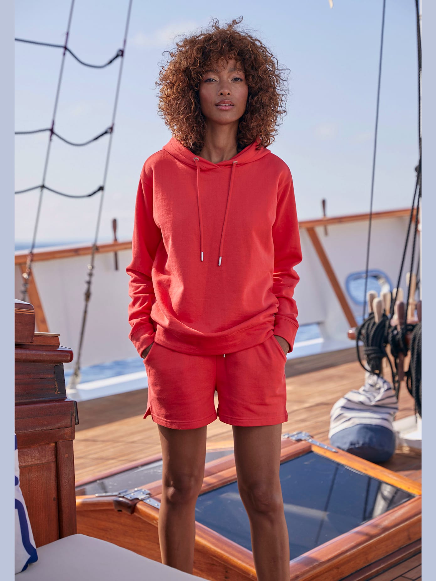 Sweatshirt à capuche à la largeur confortable
