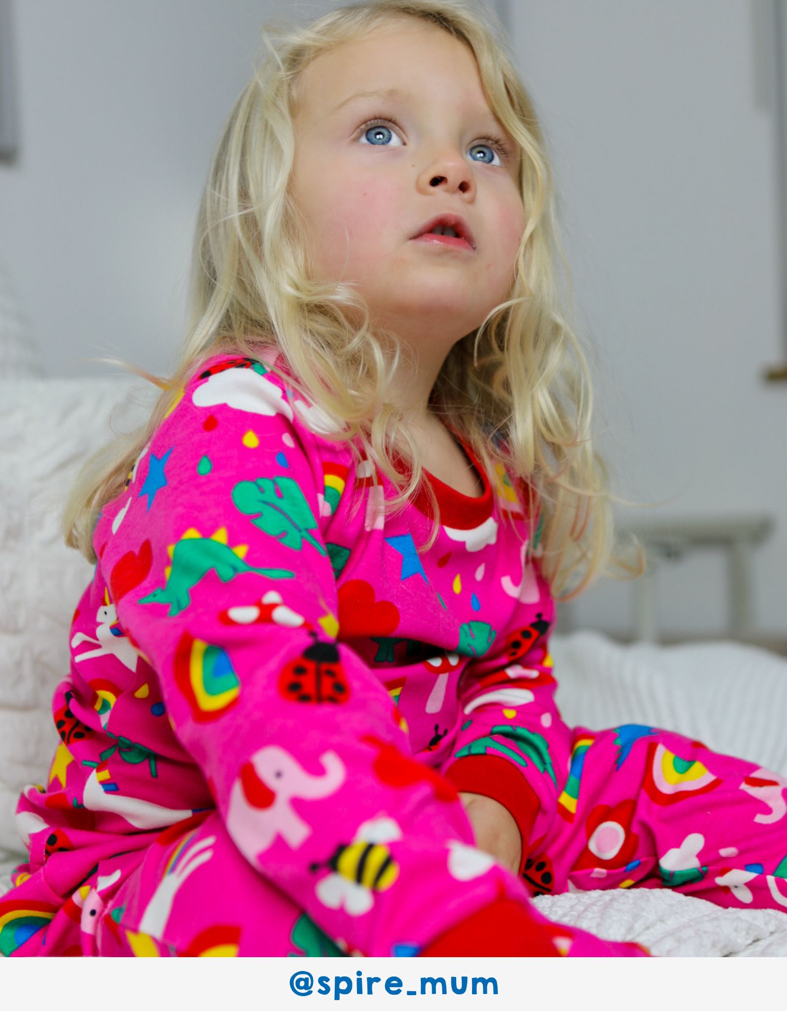 Toby Tiger Schlafanzug mit farbenfrohem Pink Print