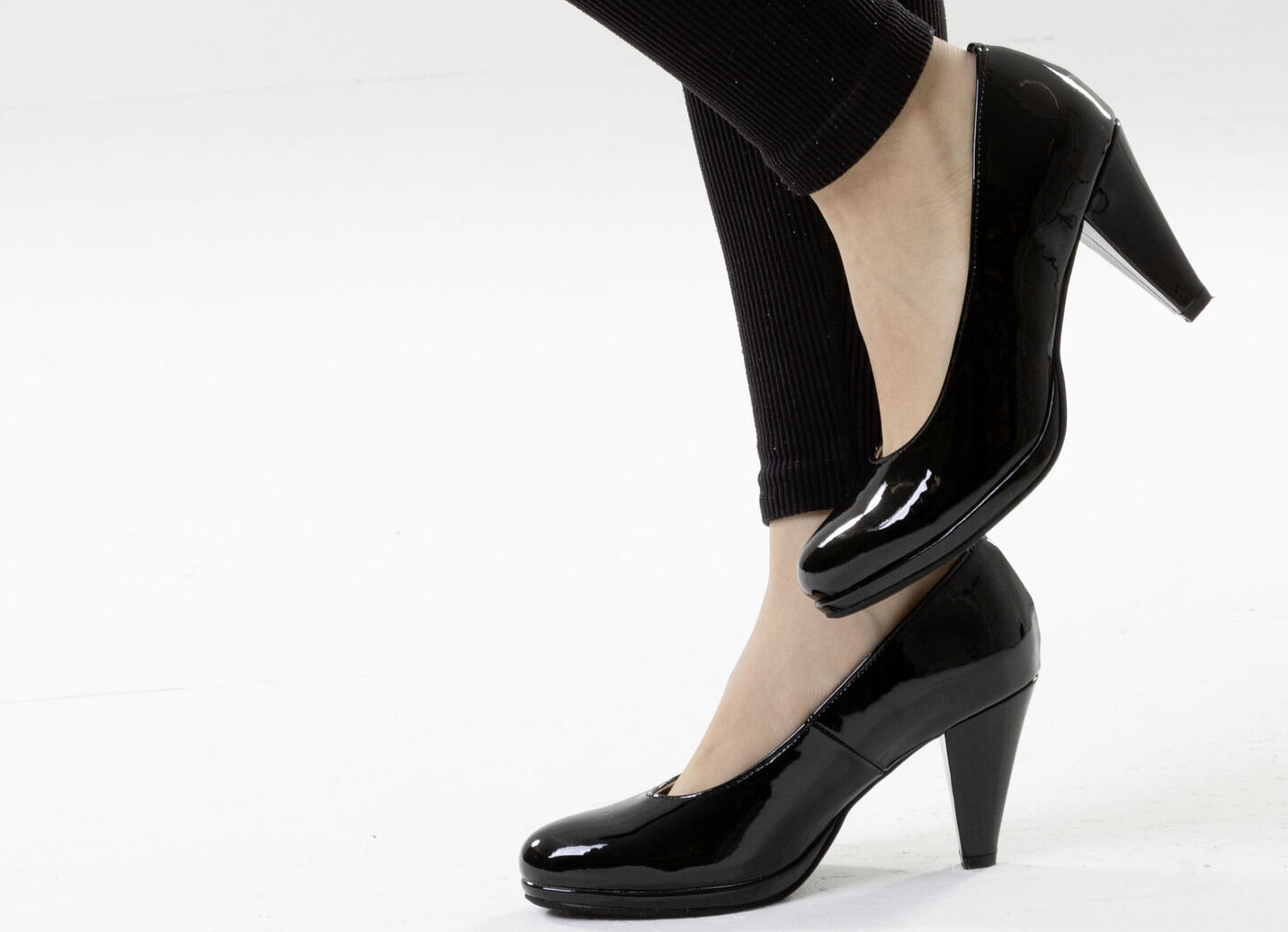 Andrea Conti, schicke Damen-Pumps, aus glänzendem Lackmaterial