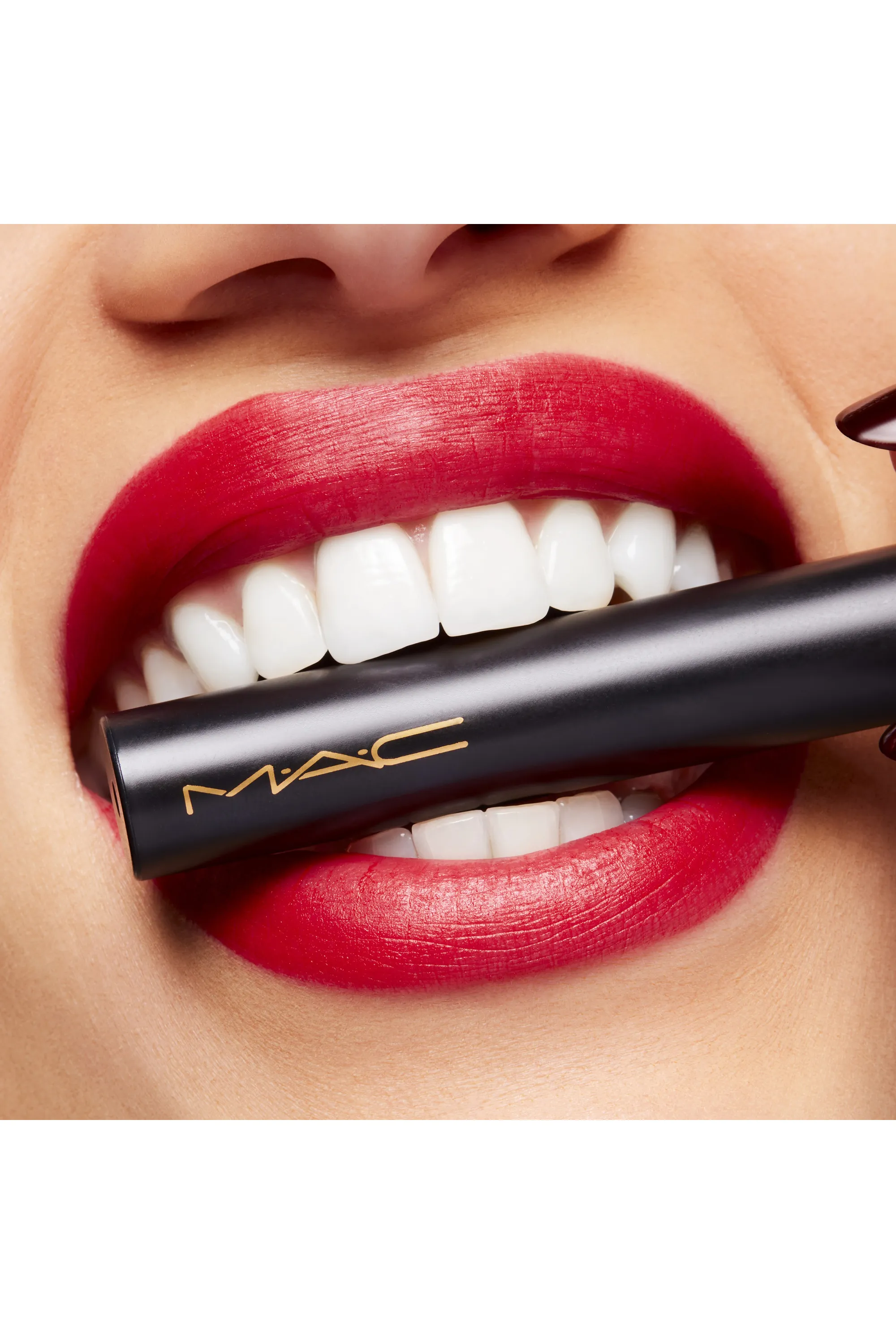 M.A.C Rouge à lèvres mat poudré Powder Kiss Velvet Blur Slim Stick-2 g