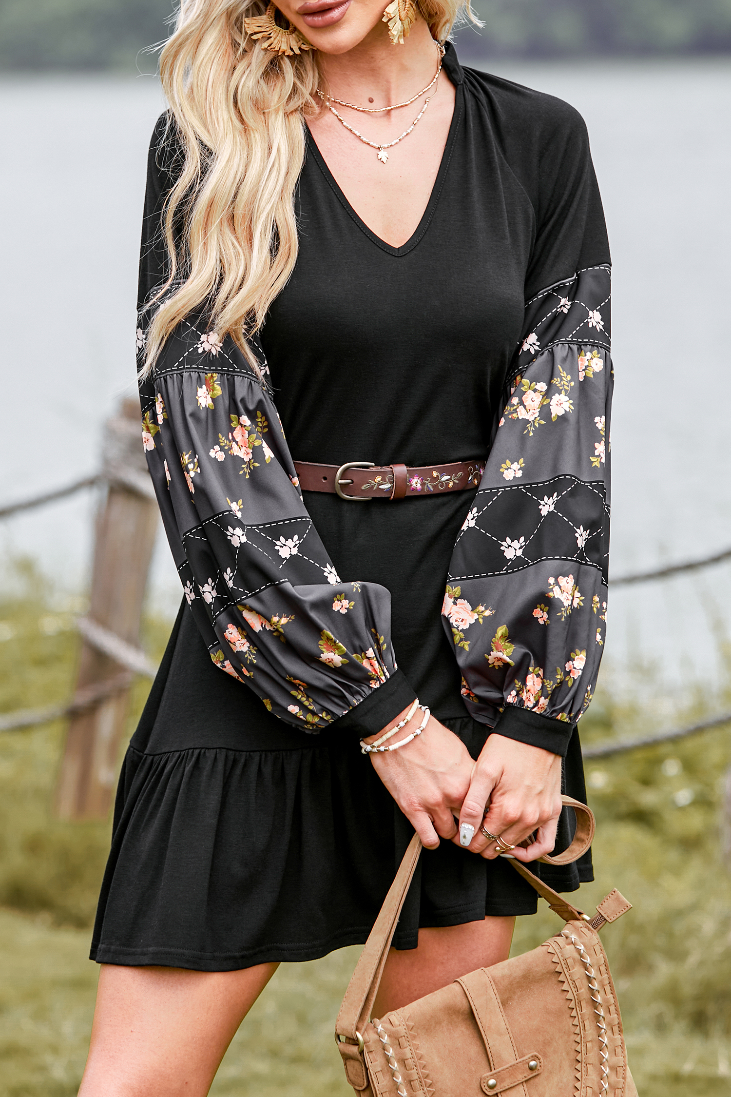 Robe avec col en V et manches bouffantes à volants