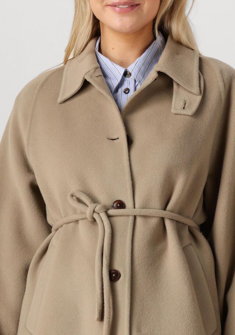 beige closed mantel belted coat