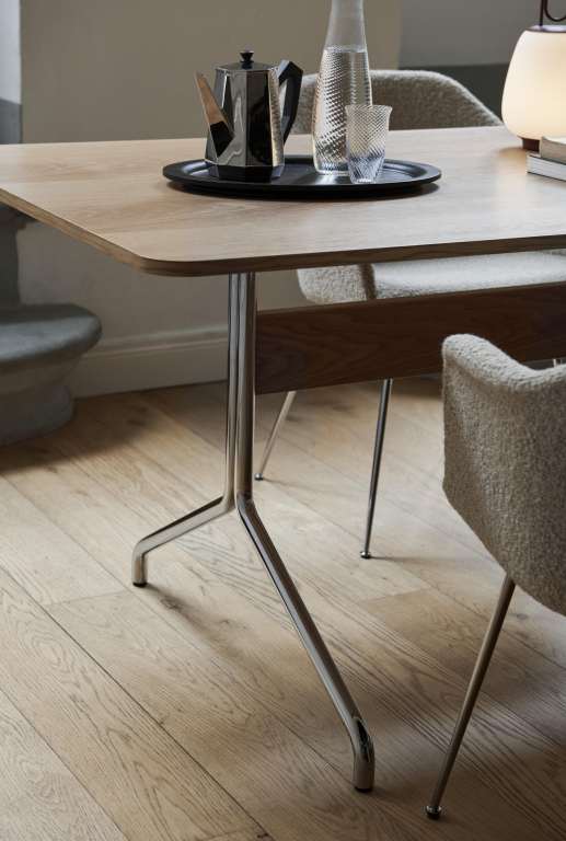 &tradition Pavilion AV19 tafel 200x90 chrome onderstel, walnoot eiken