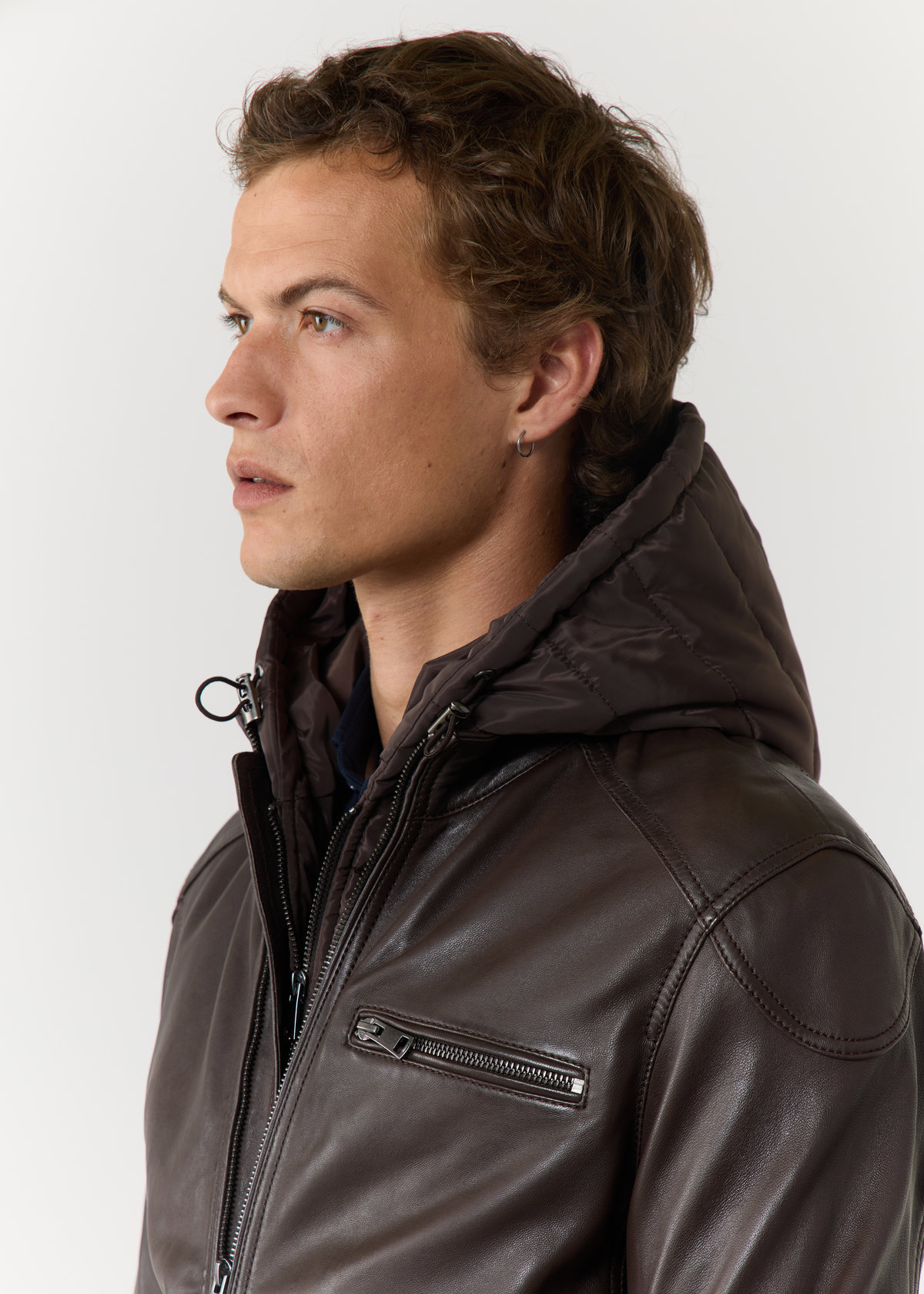 Blouson en cuir uni chocolat à capuche amovible