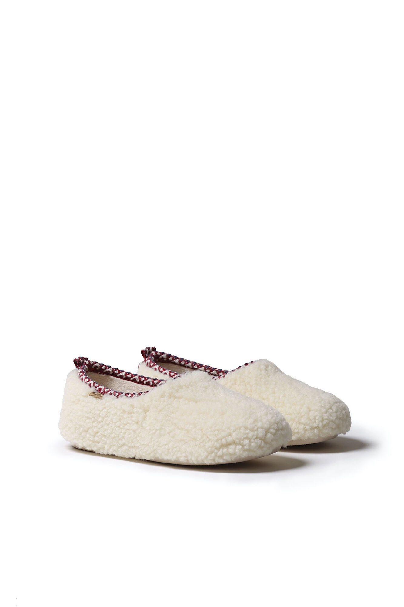 Sapato feminino estilo pantufa em pele de carneiro branca.