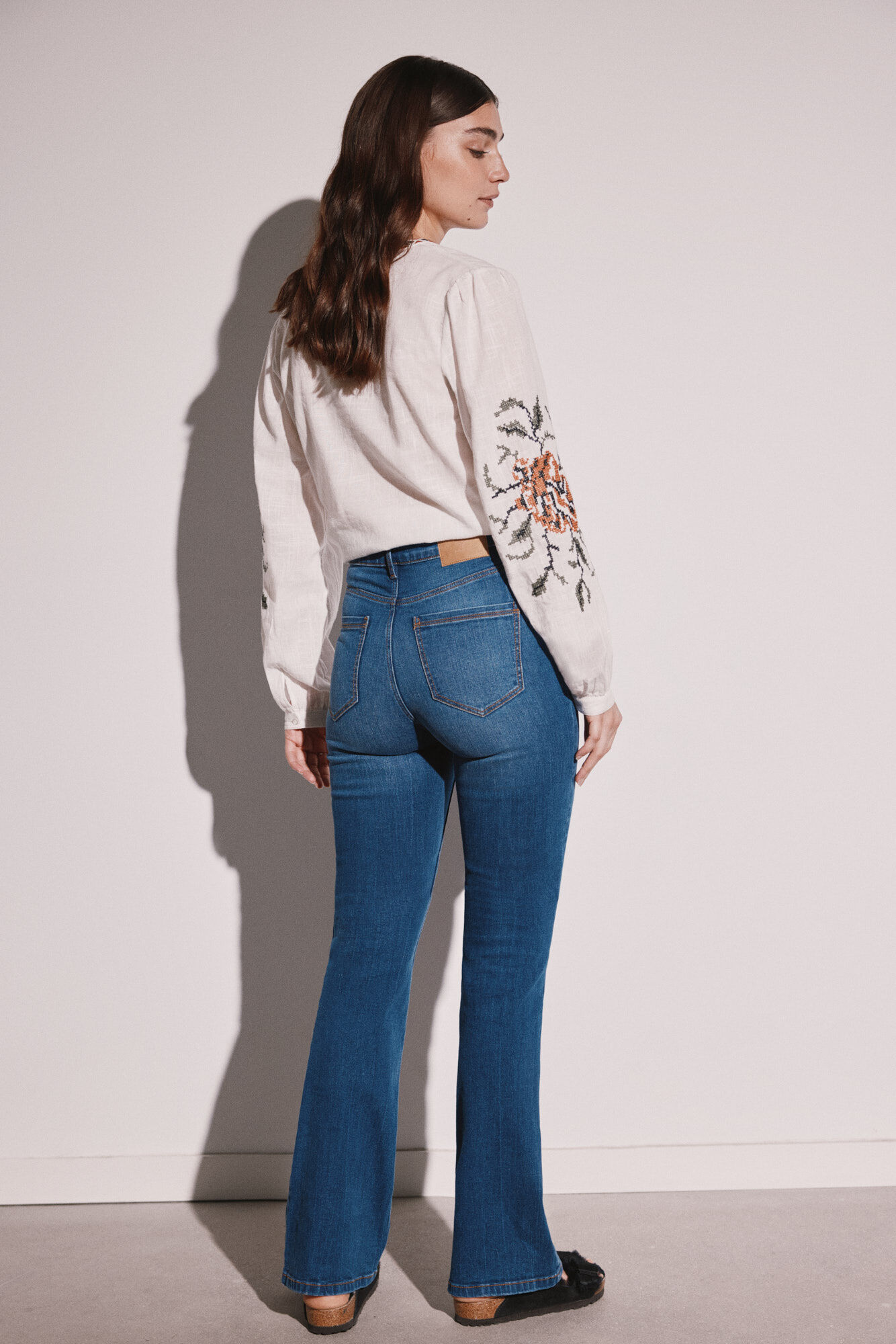 Calça jeans com lavagem sustentável e corte bota™