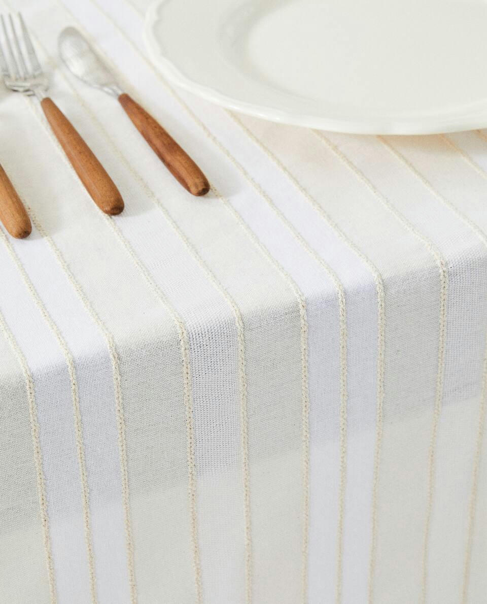 TOALHA DE MESA LISTRADA COM FIOS TINGIDOS