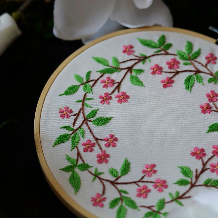 Embroidery Kingdom - DIY-borduurpakket met bloemen