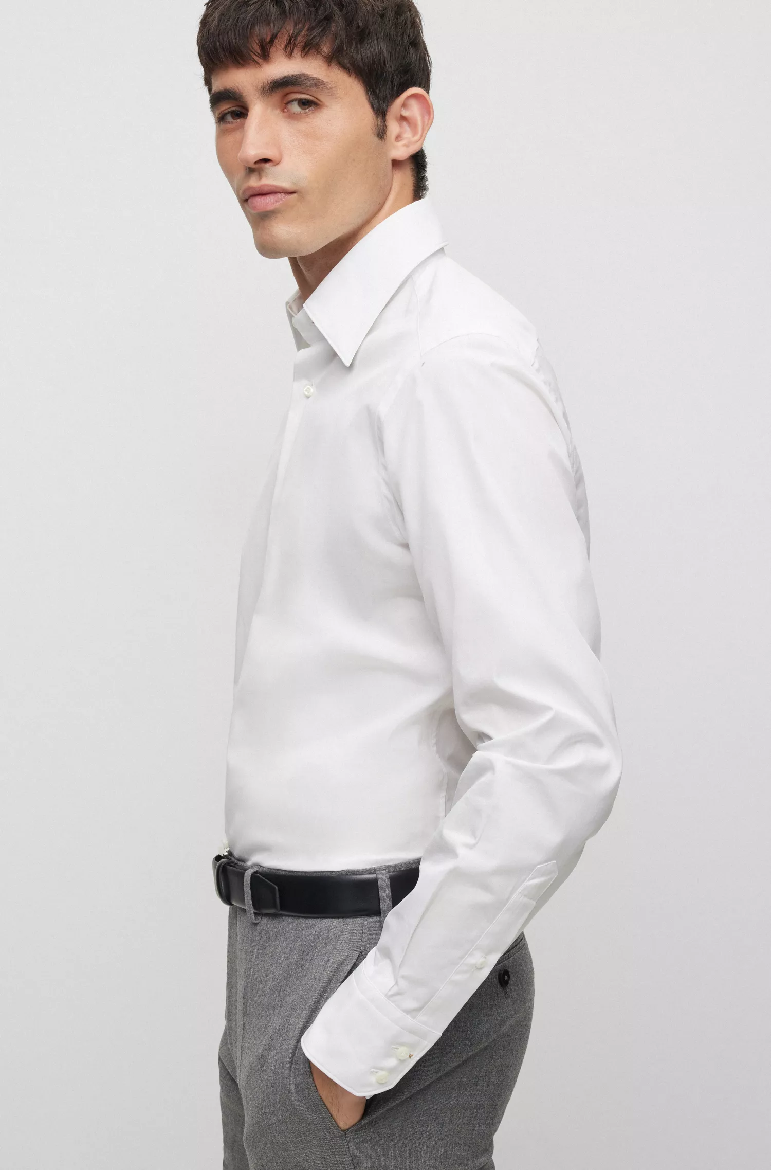 Camisa BOSS cor camelo, corte regular, em popeline de algodão italiana.
