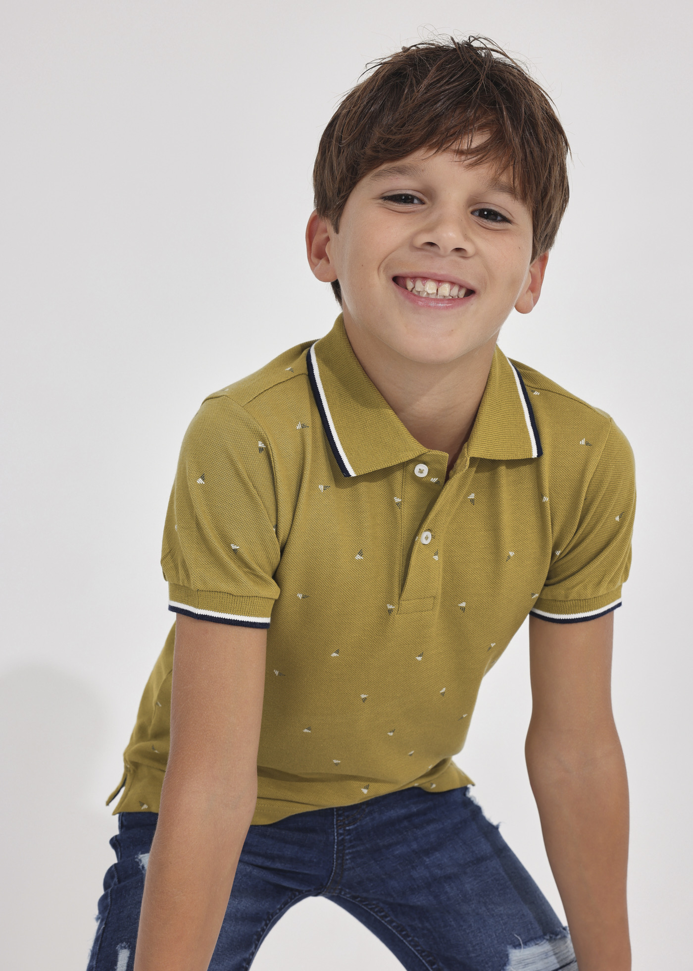 Camisa polo infantil em algodão sustentável com estampa.