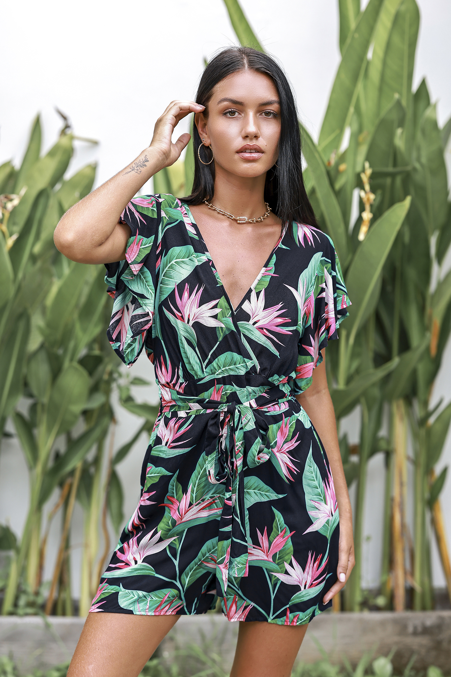 Combishort à jambes droites et col surplis tropical