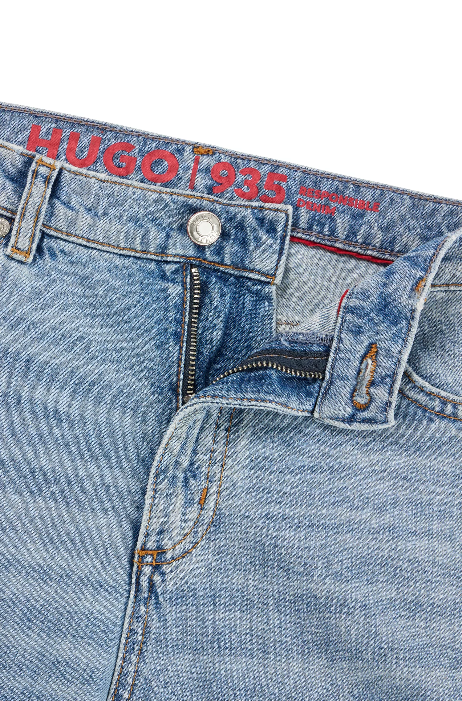 Calça jeans HUGO vermelha, modelagem relaxada, em denim rígido azul médio.