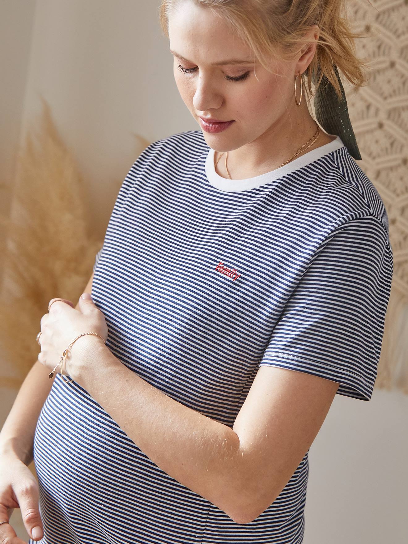 Camiseta listrada para gestantes e lactantes, personalizável, tamanho médio, em algodão listrado vermelho.