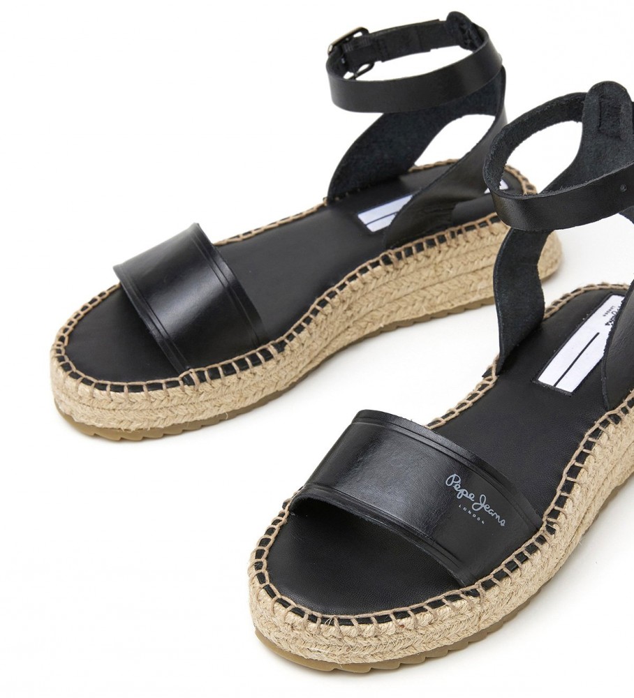 Sandálias Pepe Jeans Kate em couro preto com detalhes em relevo.