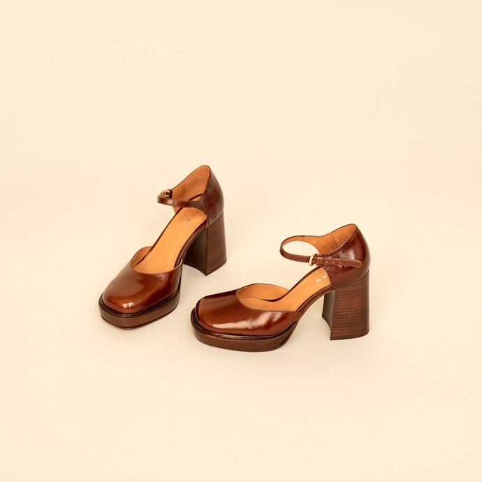 Babies à plateformes et brides  en cuir vieilli marron