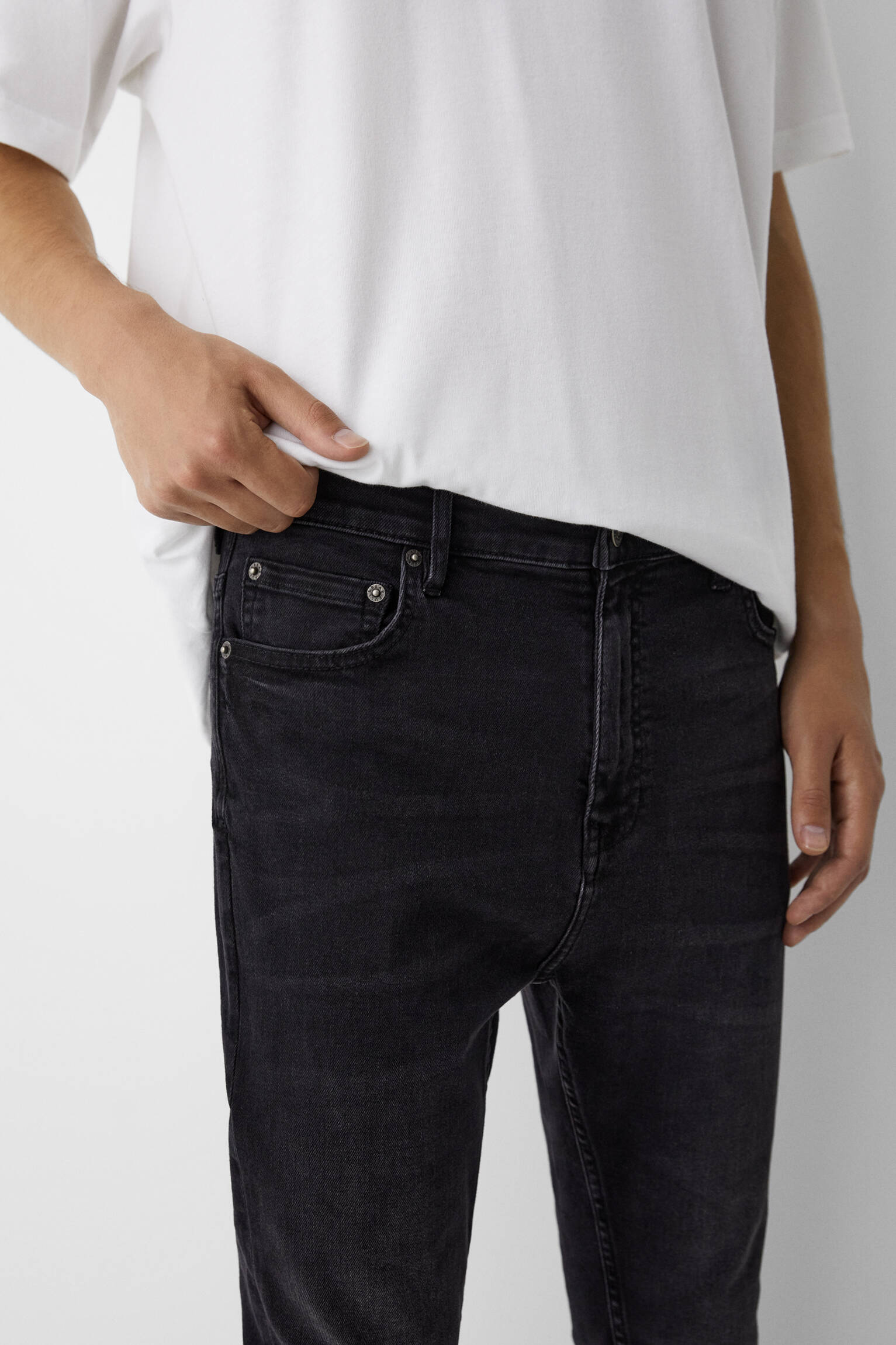 CALÇA JEANS BLACK CARROT FIT LAVADA NO QUADRIL - LAVAGEM PRETA