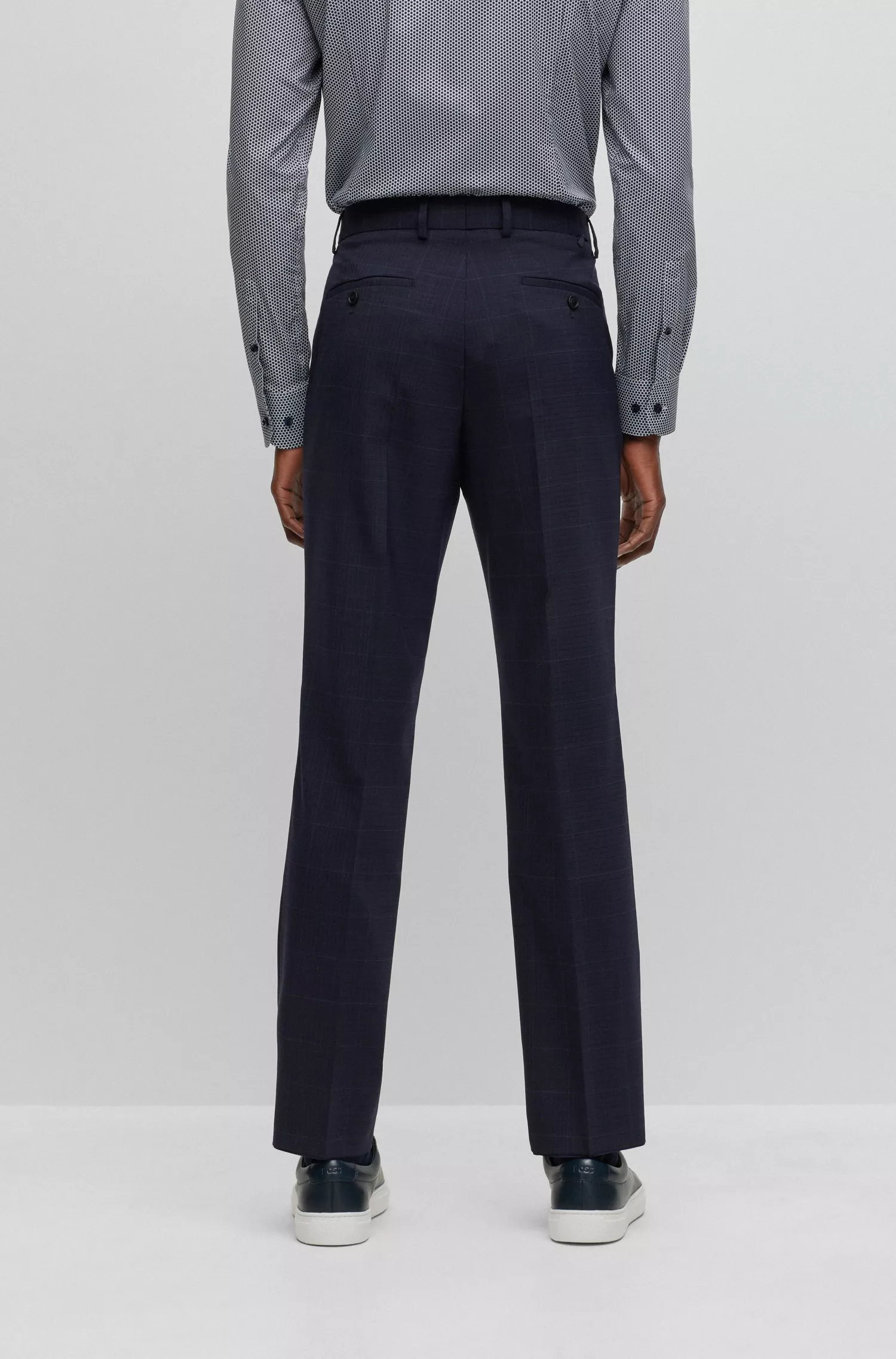 Terno BOSS preto slim-fit em tecido xadrez de alta performance com elasticidade.