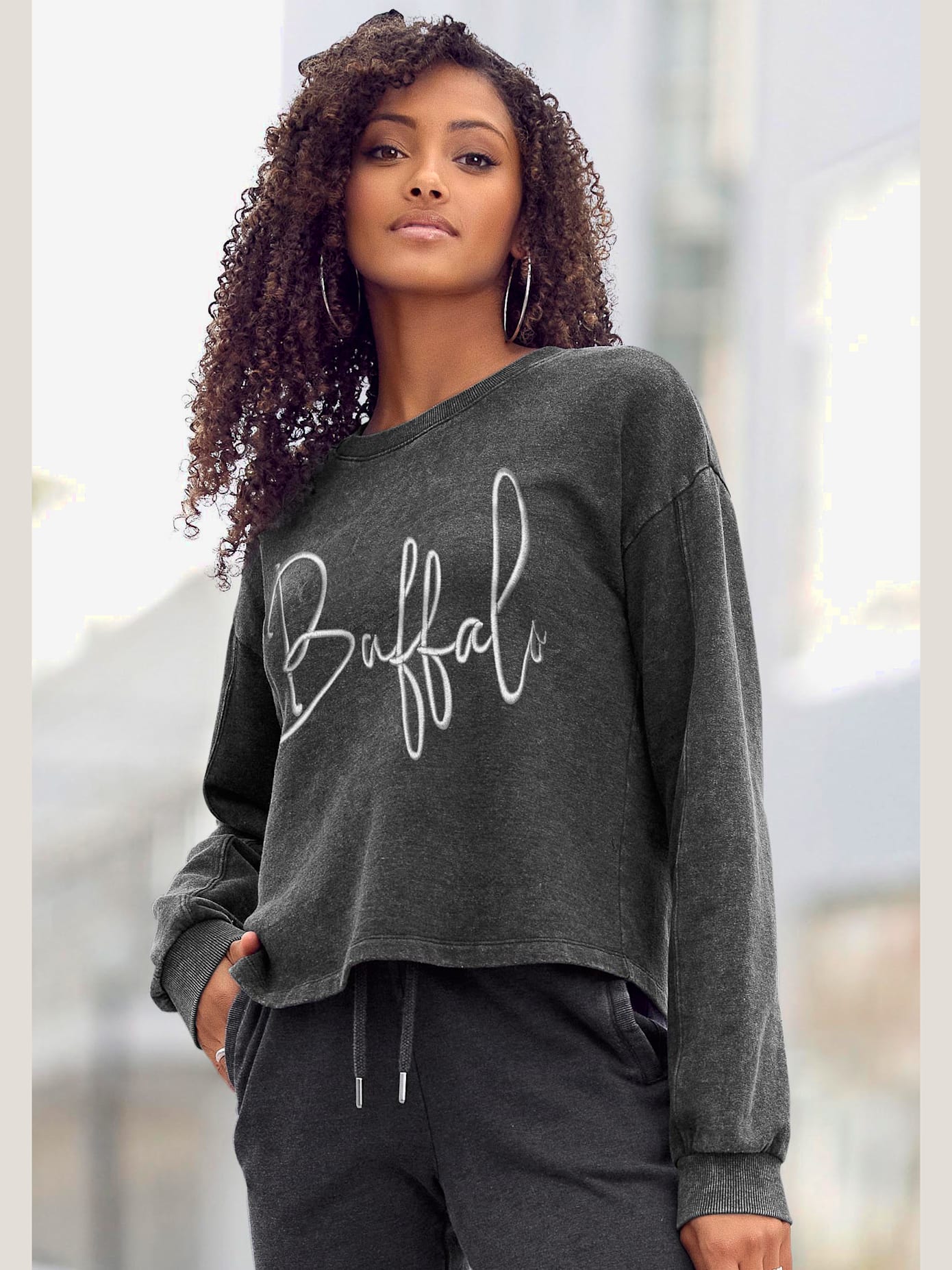 Sweatshirt d'intérieur avec logo brodé sur la poitrine