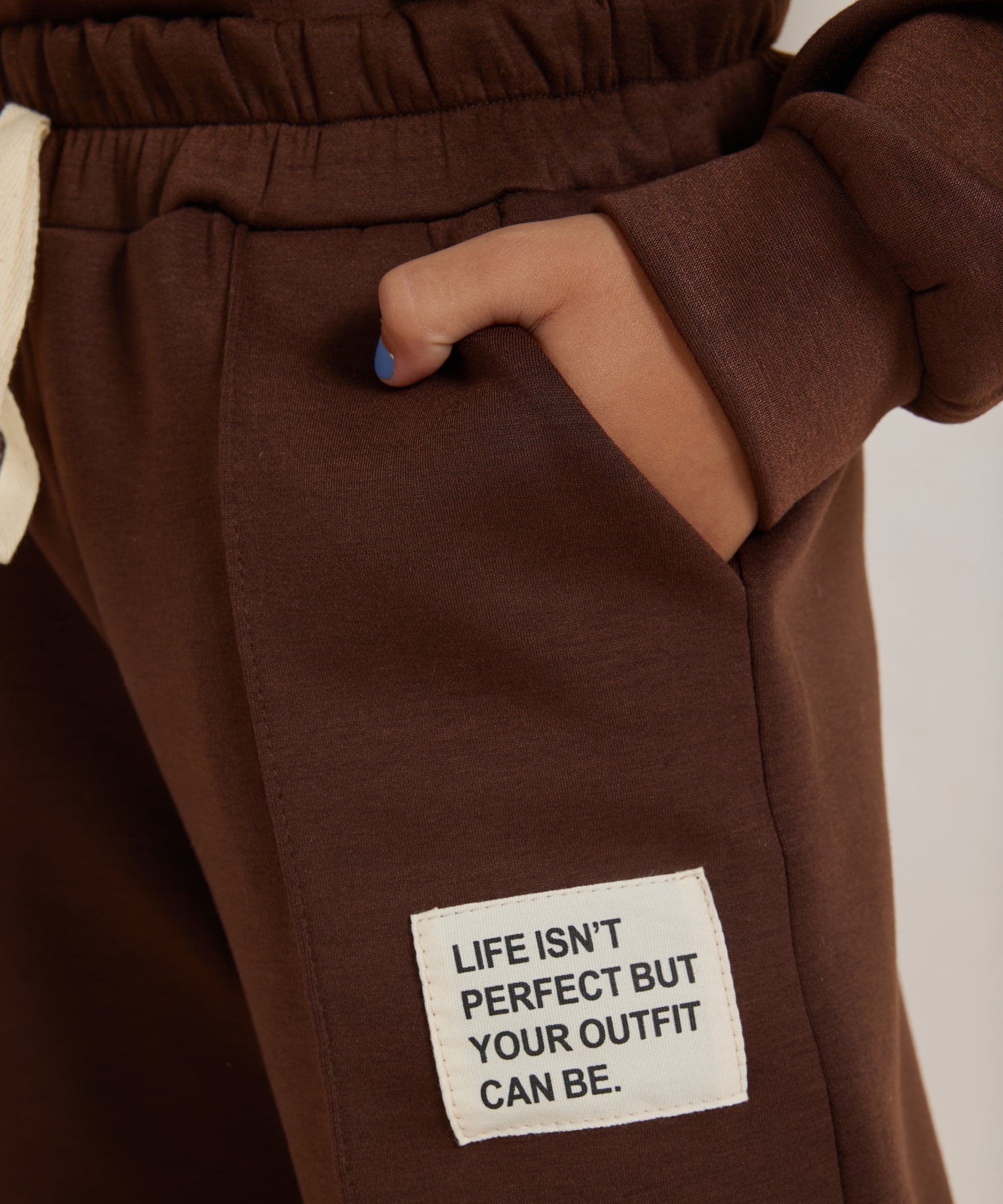 wide fit broek met label