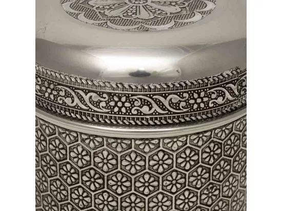 Pot en métal repoussé argenté 10x10x12