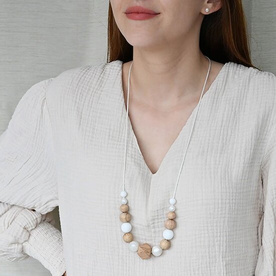 Collier d'allaitement et de portage   Blanc effet nacre et bois        de               Irréversible