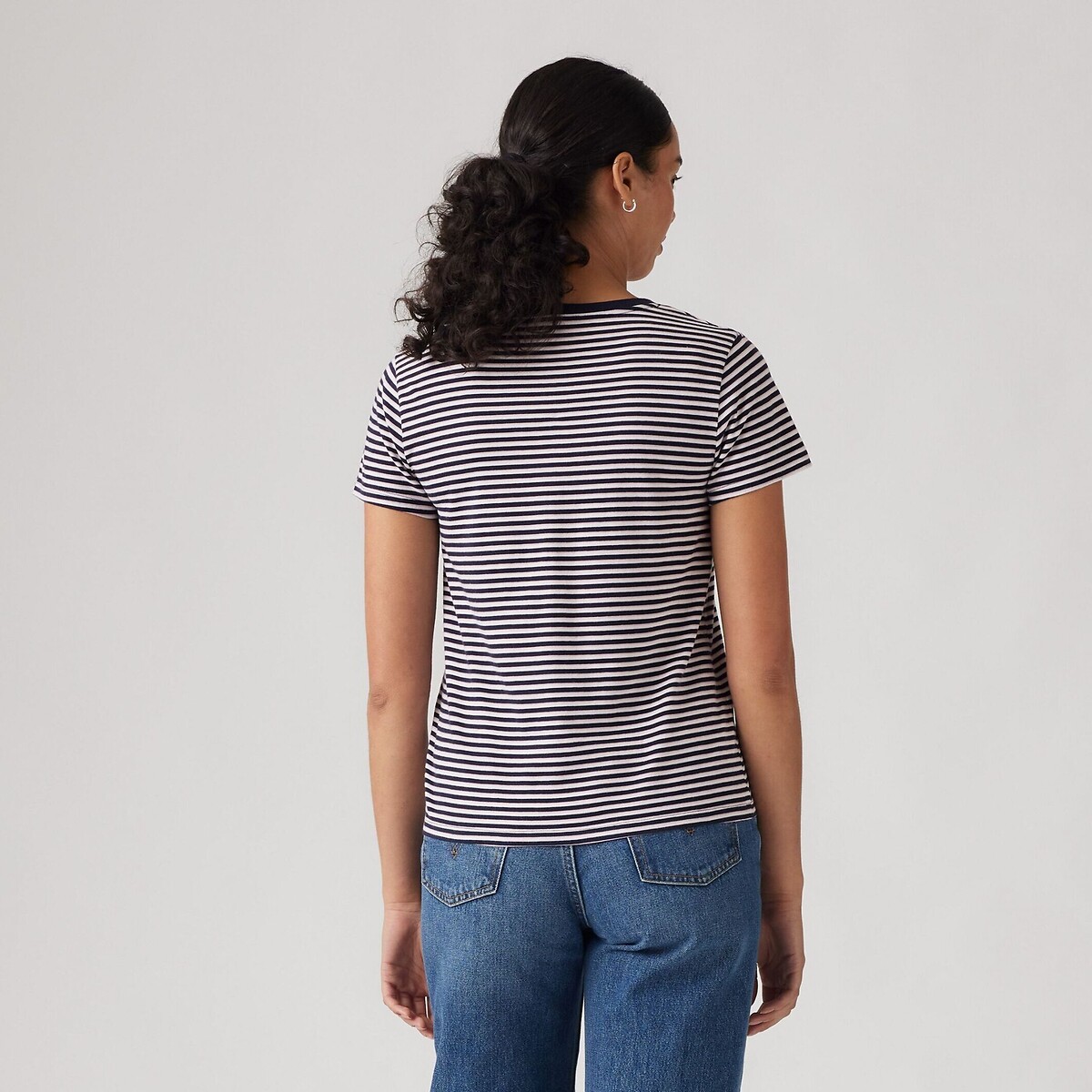 Camiseta listrada LEVI'S, com logo na frente e decote em V.