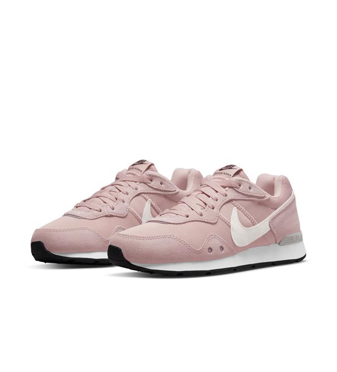 Nike Women Venture Runner Sneakers