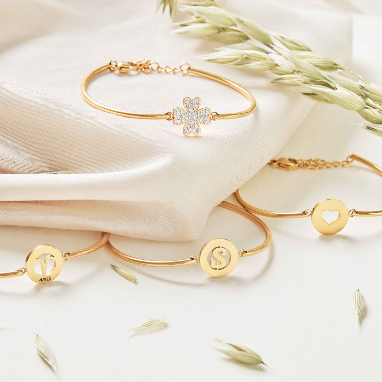 Stalen goldplated armband met letter - N