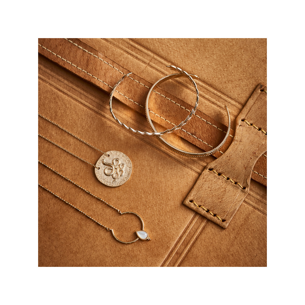 Collier doré nacre 42 à 45 cm