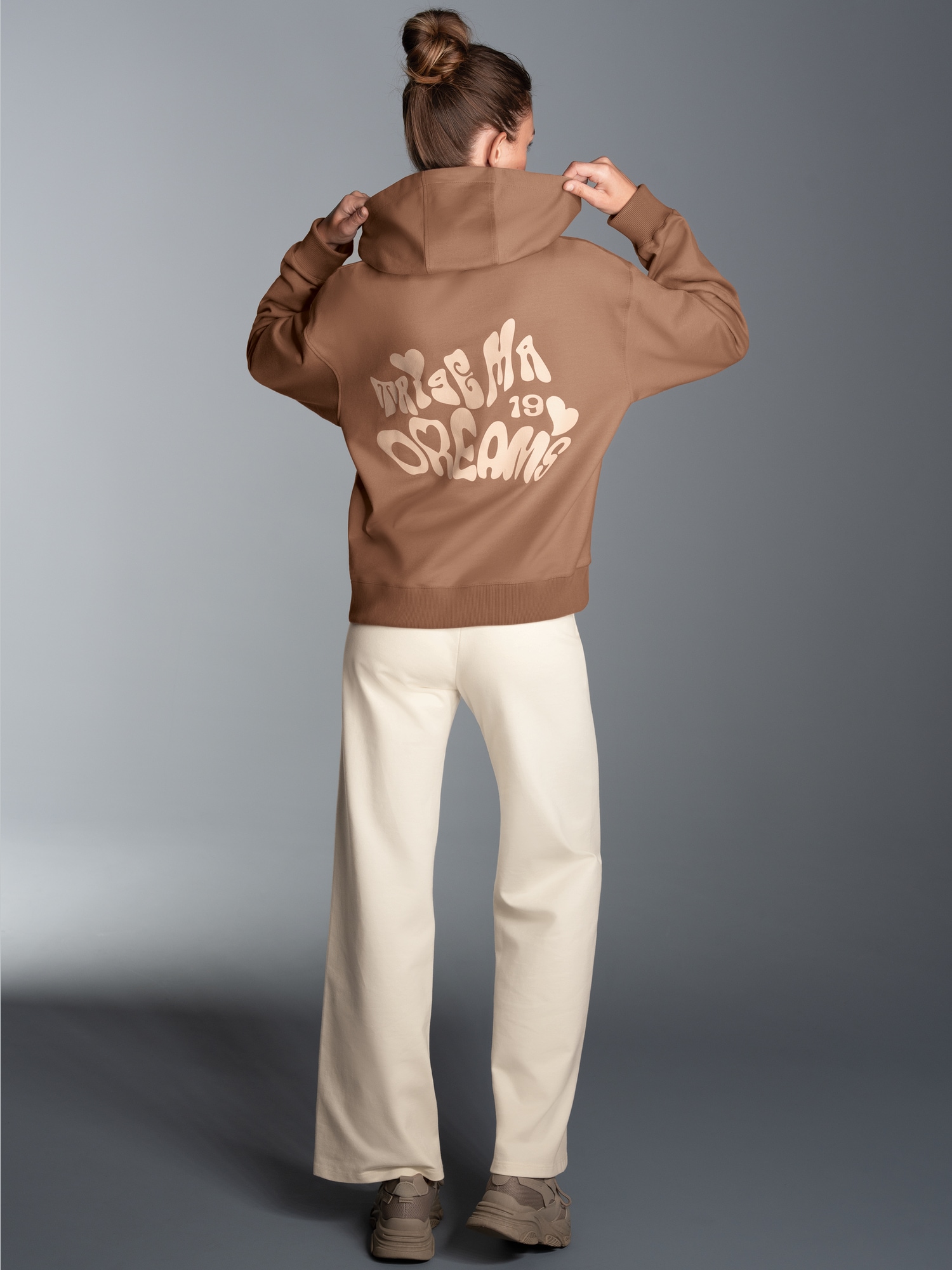 Oversized Jogginganzug mit modischem Rückenprint Haselnuss