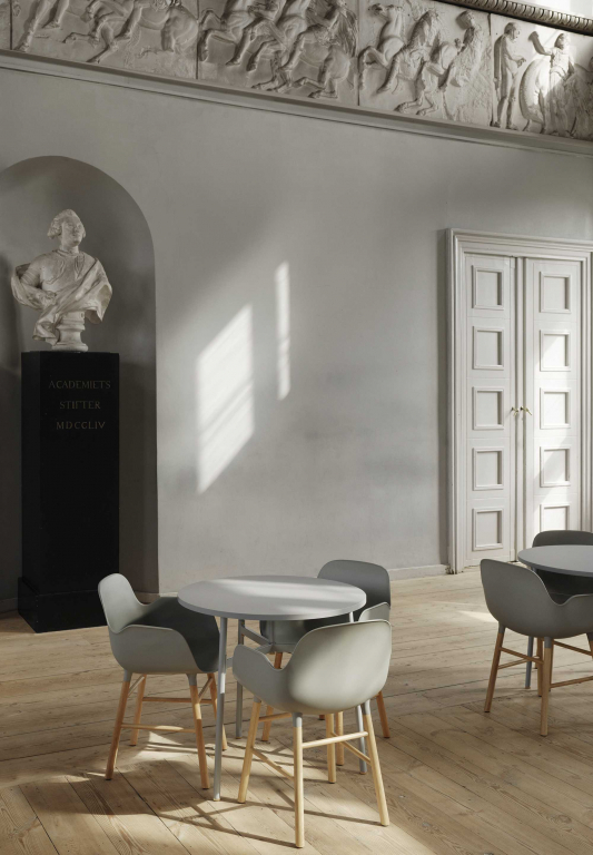 Normann Copenhagen Form Armchair stoel met eiken onderstel blauw
