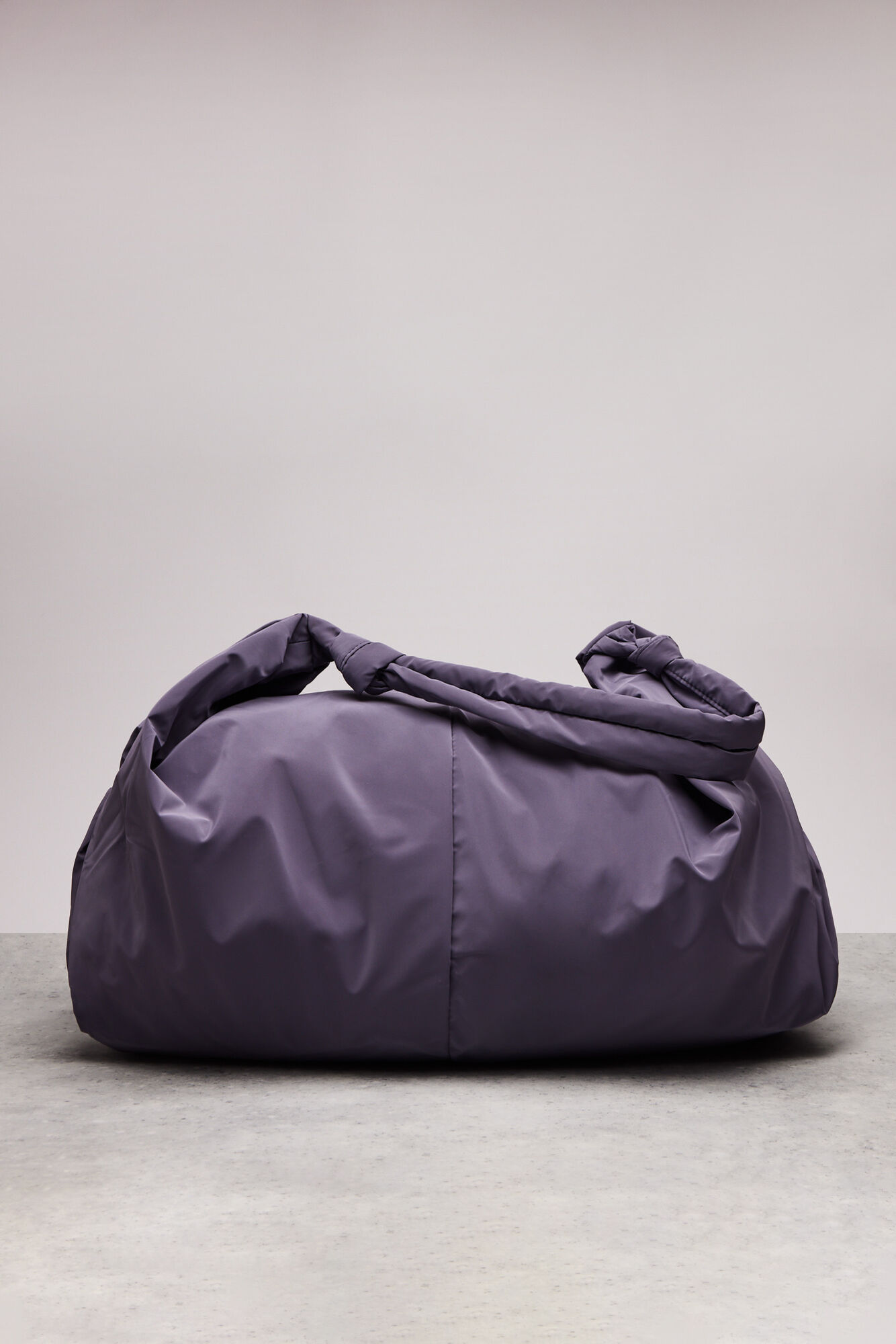 Bolsa esportiva roxa com cordão