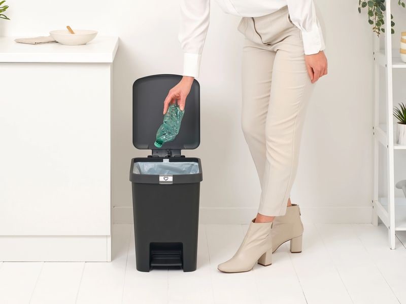 Brabantia Recyclingbehälter StepUp 25 l, Dunkelgrau Treteimer für Recycling Materialien
