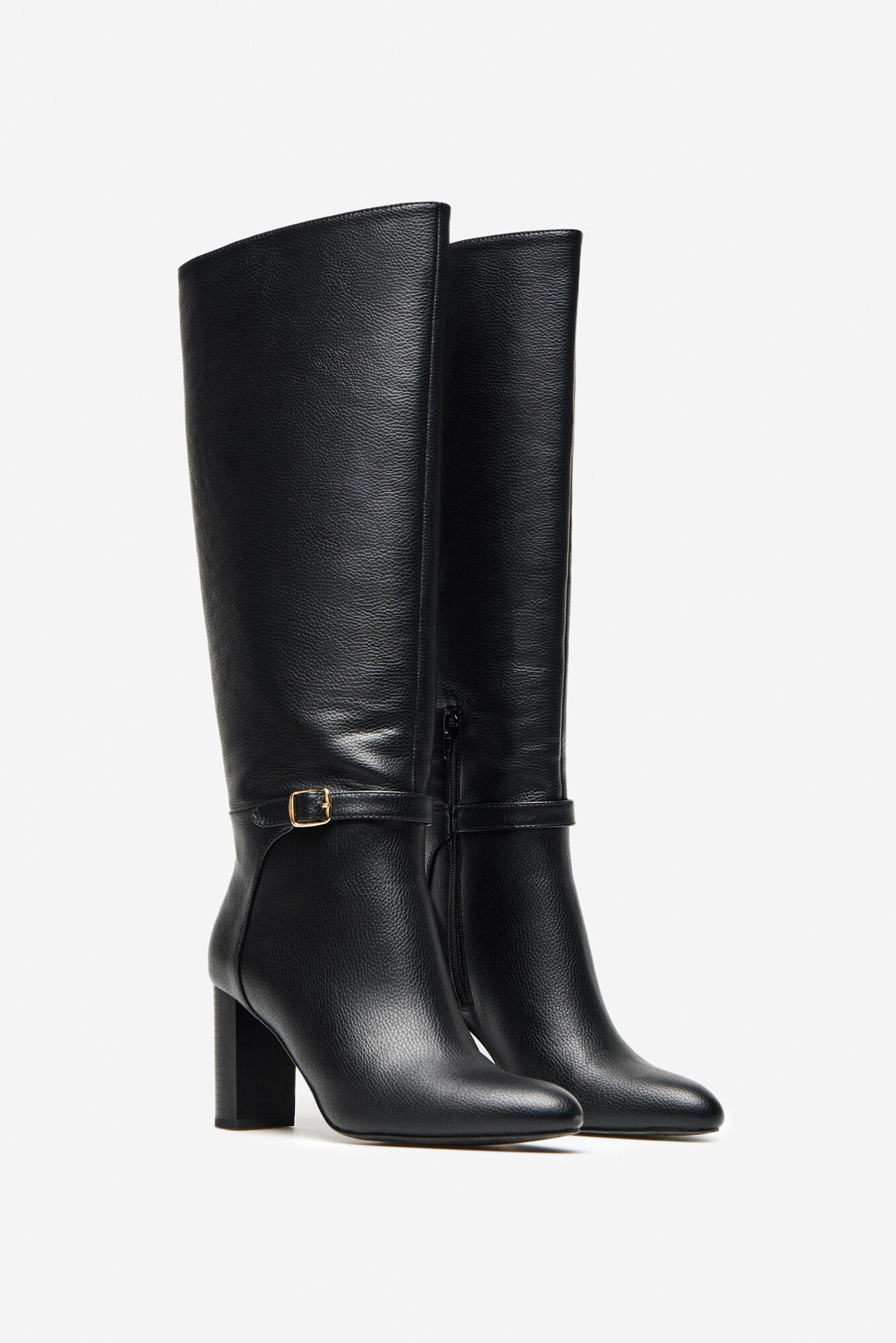 Bota de salto com fivela