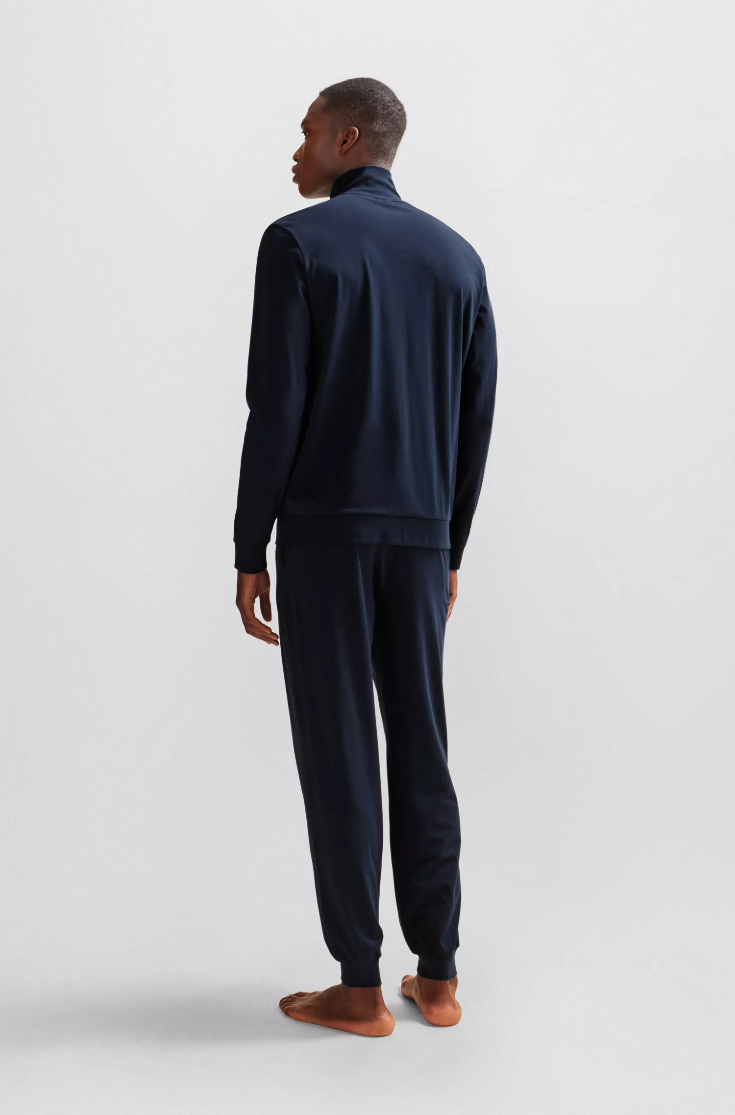 Conjunto de roupa de descanso BOSS em algodão stretch preto com listras e logotipos característicos.