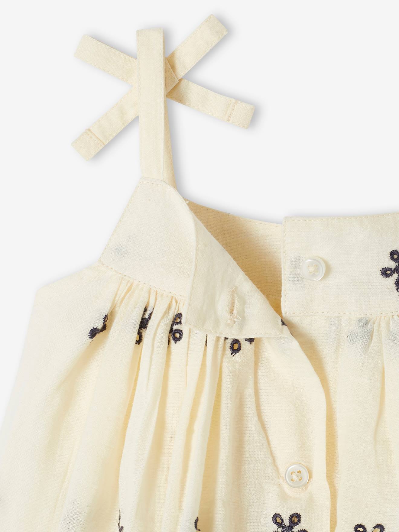 Conjunto para bebê: vestido bordado, calcinha tipo bloomer e faixa de cabelo bege combinando.