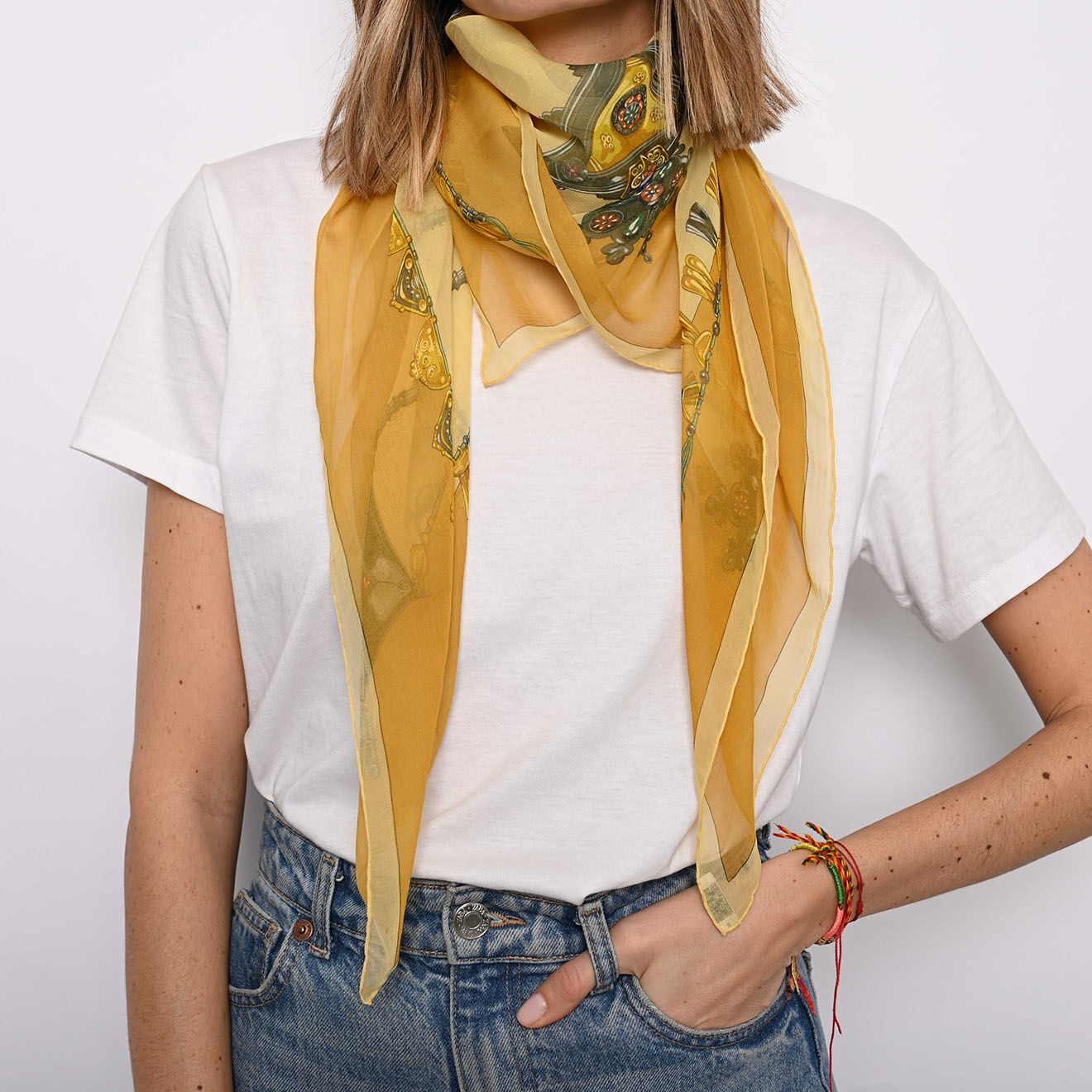 Hermès Carré de Soie Parures des Sables Vintage jaune - Très bon état - 90x90 cm