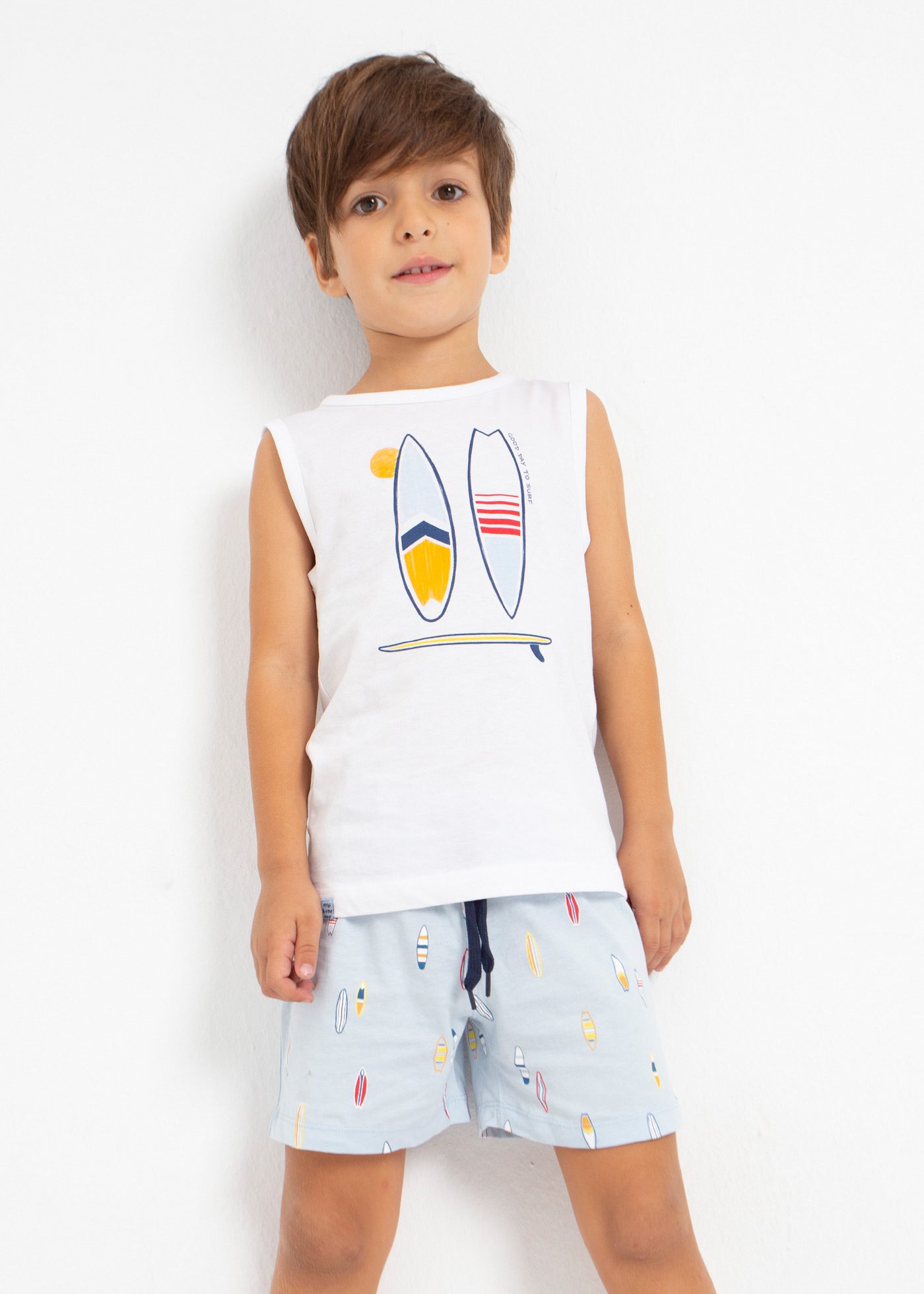 Pijama infantil confeccionado com algodão sustentável.