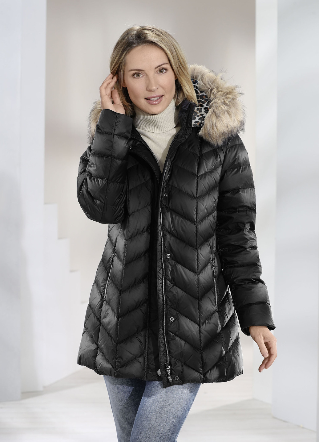 Daunenjacke mit abnehmbarer Kapuze