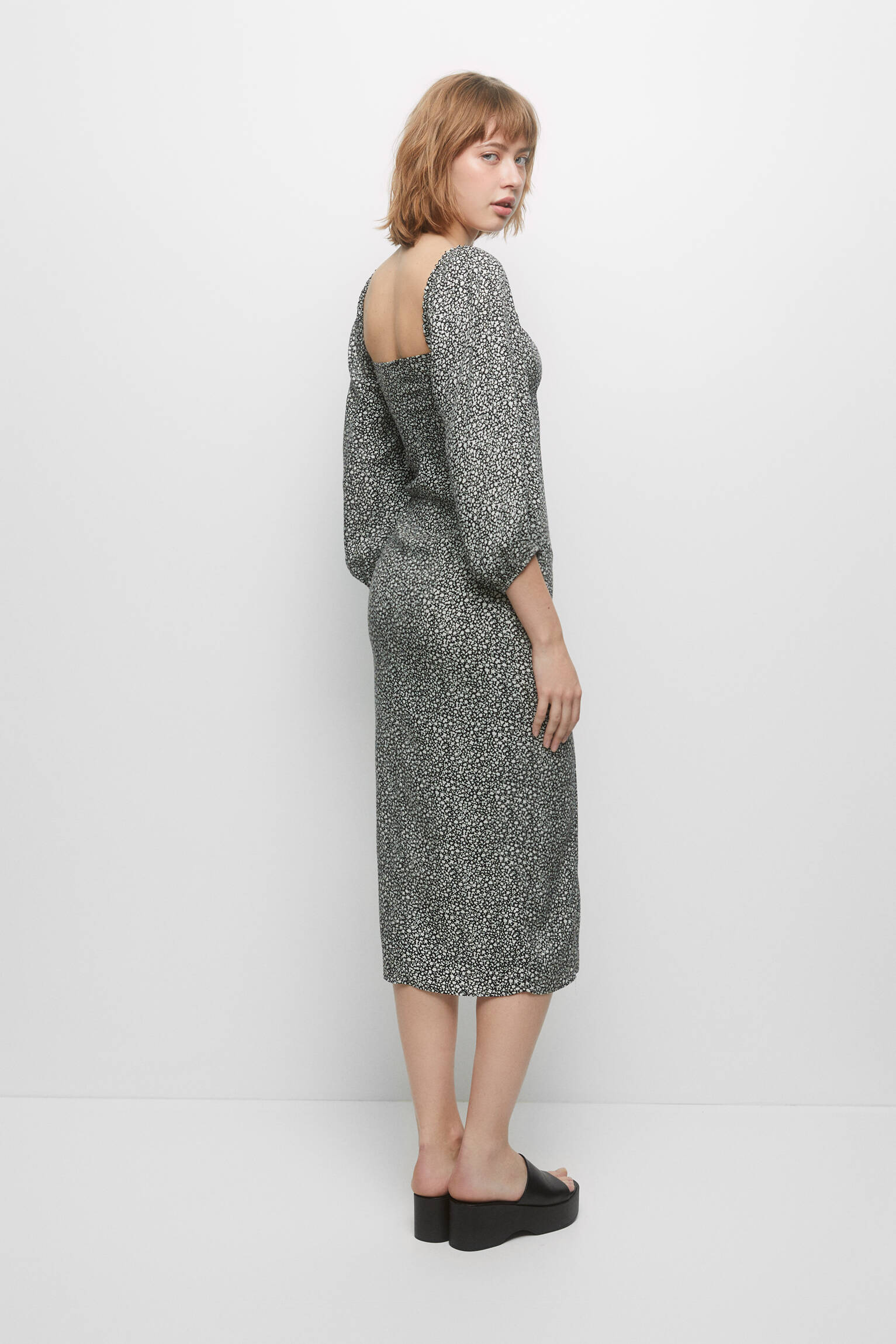 VESTIDO MIDI COM MANGAS TRIPLAS - PRETO