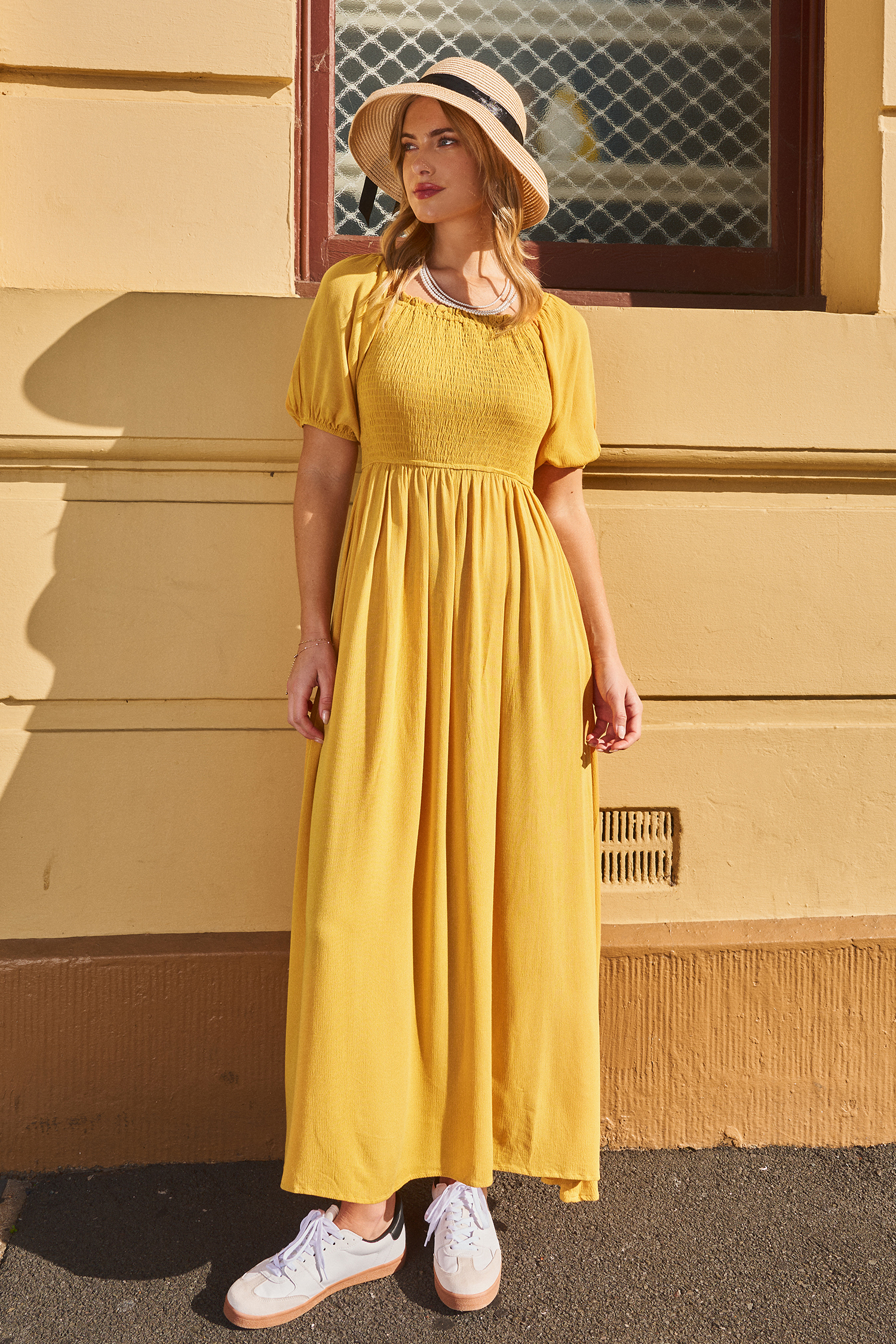 Robe longue moutarde à col carré et corsage smocké à manches bouffantes