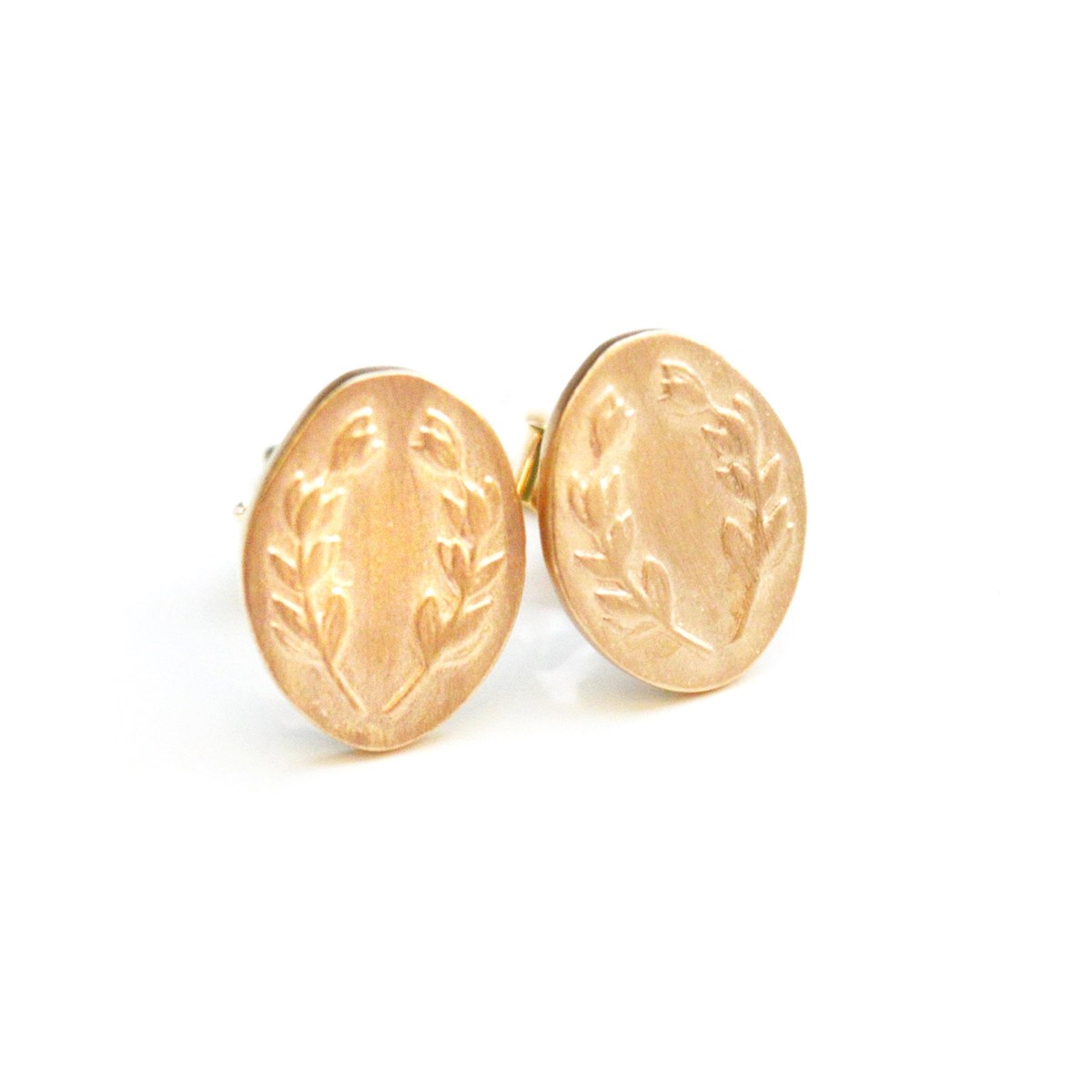 Boucles d'oreilles femme puces médailles lauriers style antique et artisanal en plaqué or mat