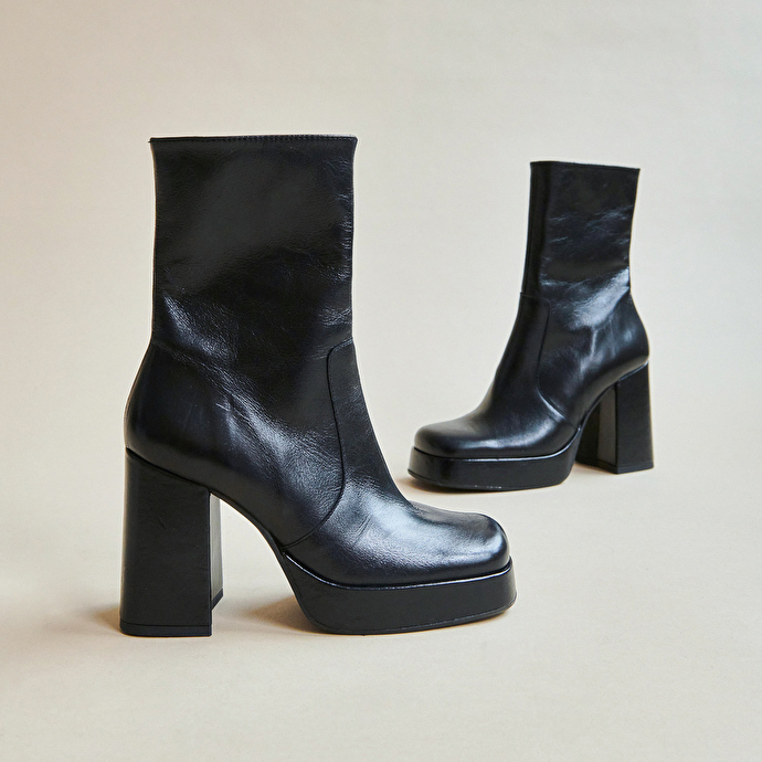 Boots à talons et bouts carrés  en cuir veilli noir