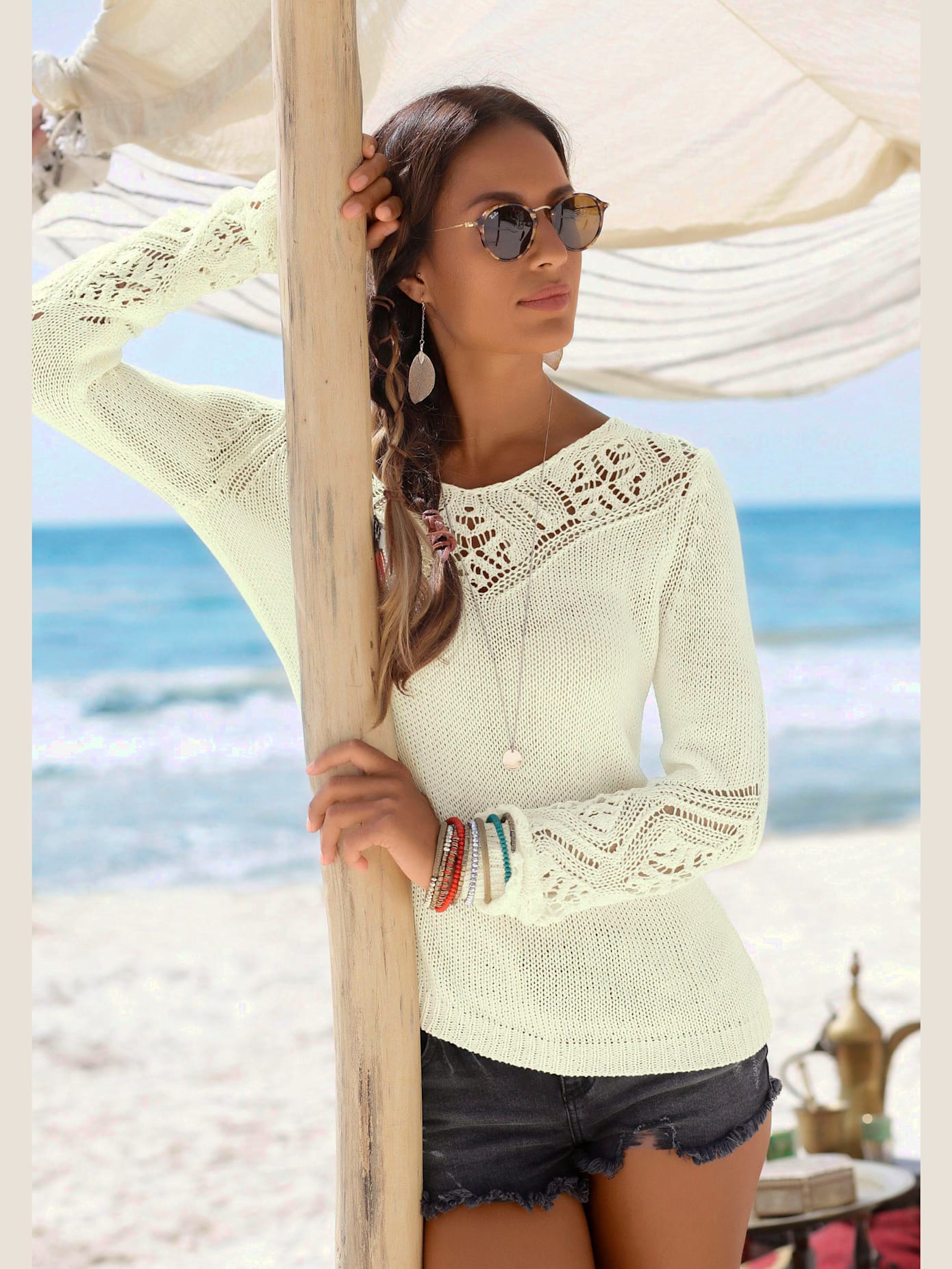 Pull de plage superbe motif ajouré à l'encolure et aux manches