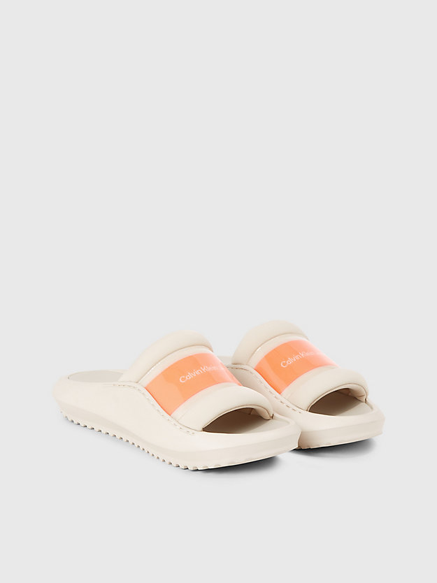 Chinelo com logotipo híbrido