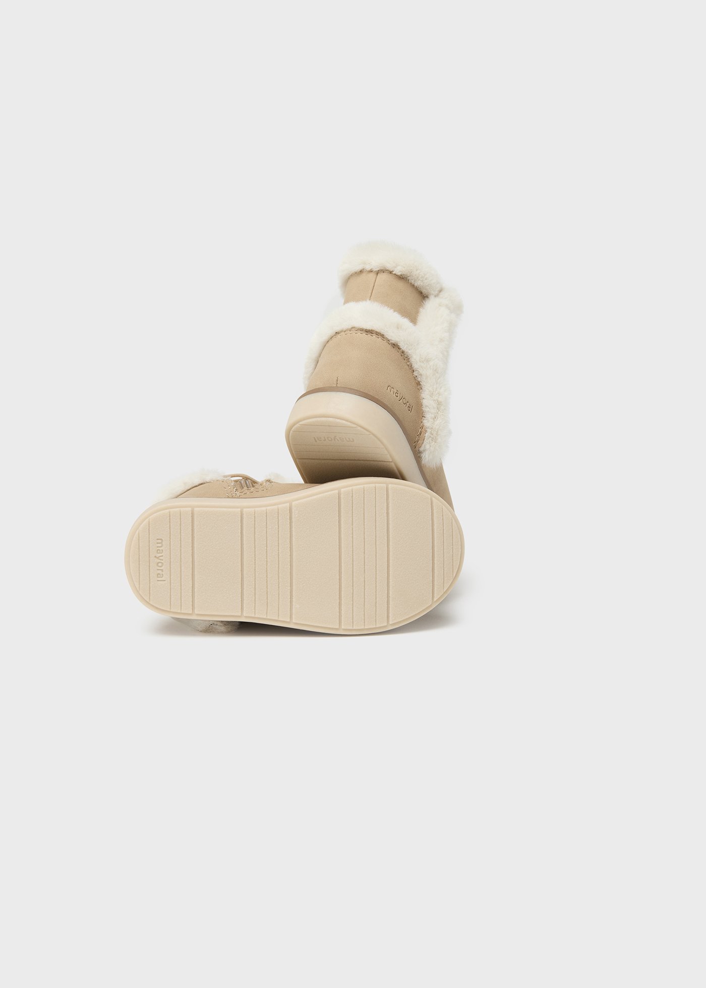 Bota infantil forrada com tachas