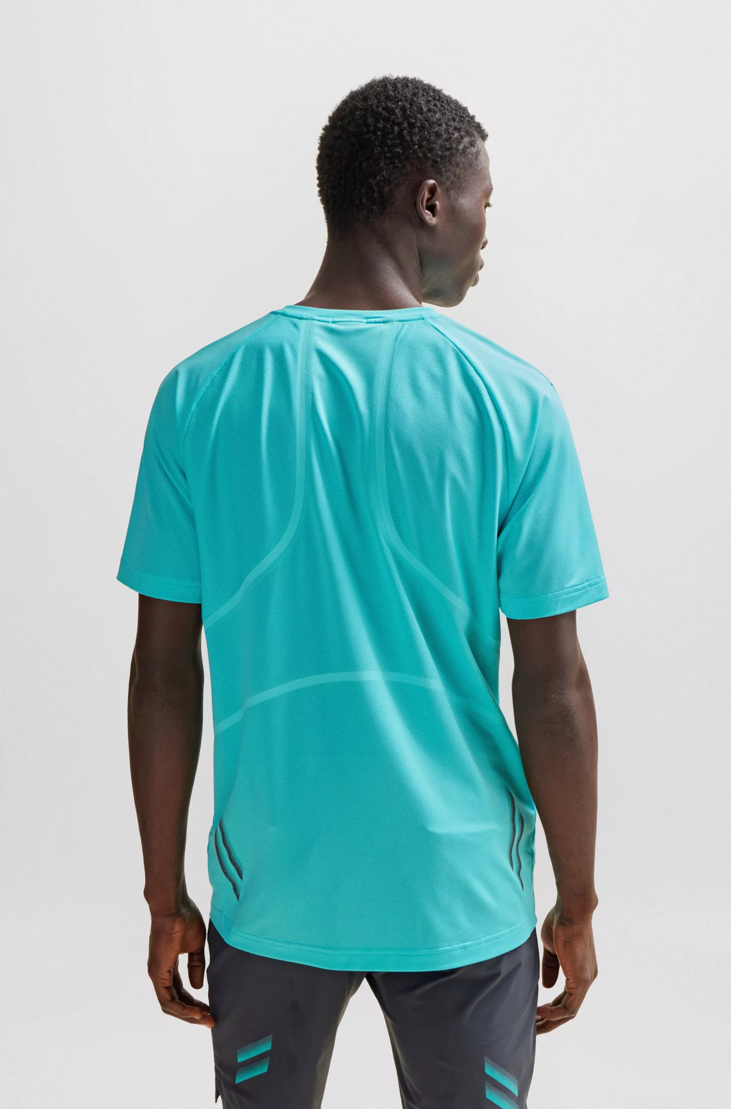 Camiseta BOSS verde, super elástica e de corte slim, com detalhes refletivos decorativos.