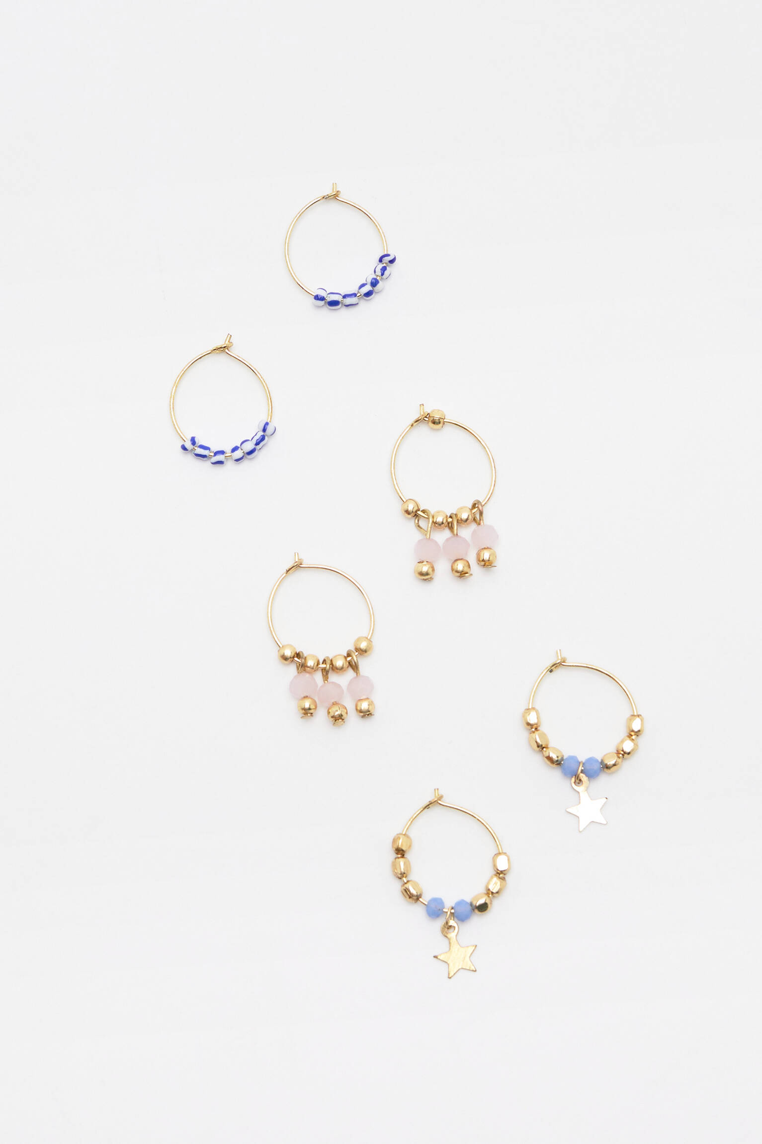 Conjunto de 6 pares de brincos dourados.